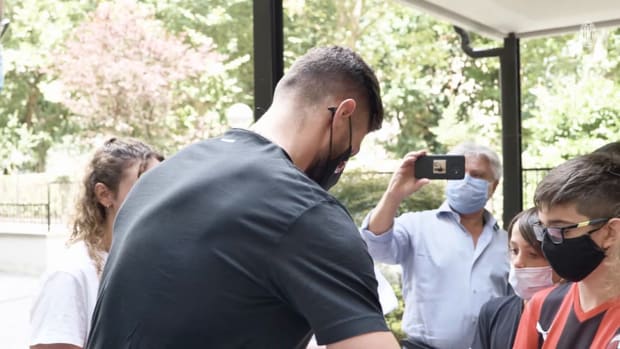 Behind the scenes of Giroud's first day at AC Milan